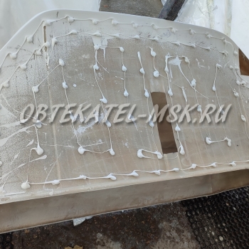 Нанести клей на низ спойлера. Оставить пропуски для выхода воды и вентиляции