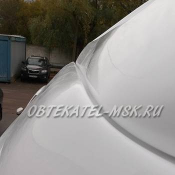 Должен оставаться зазор между верхней и нижней частью обтекателя. В противном случае обтекатель может стучать в этом месте и в дальнейшем треснуть